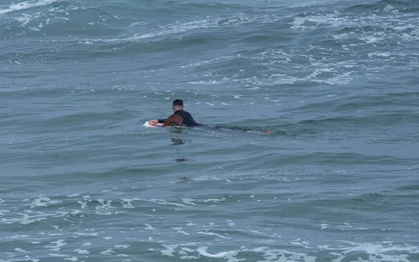 Een Mannelijke Surfer Liggend Zijn Surfplank Zee — Stockfoto