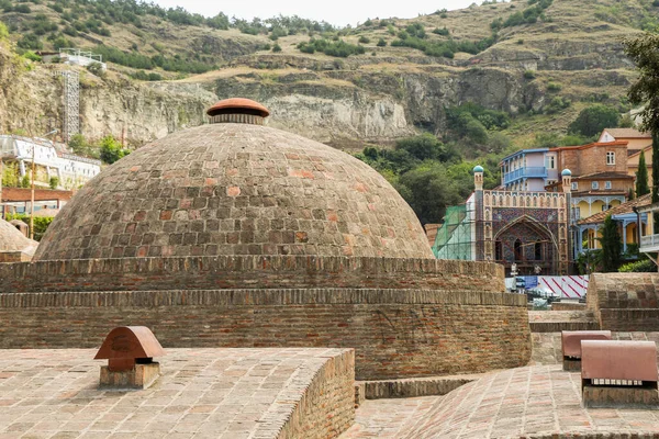 Płytkie Ujęcie Ostrości Historycznej Kopuły Kąpieli Siarkowej Abanotubani Tbilisi Gruzja — Zdjęcie stockowe