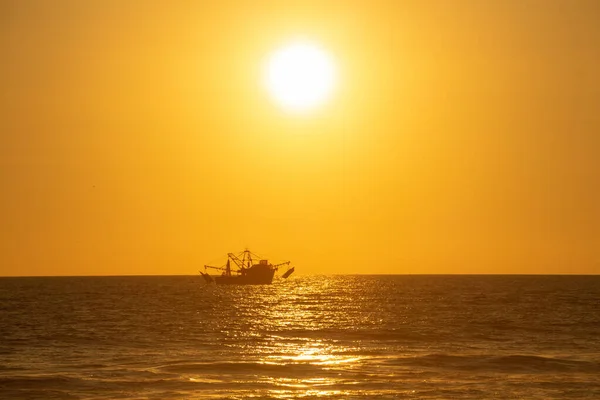 Sylwetka Samotnego Statku Otwartym Morzu Zachodzie Słońca — Zdjęcie stockowe