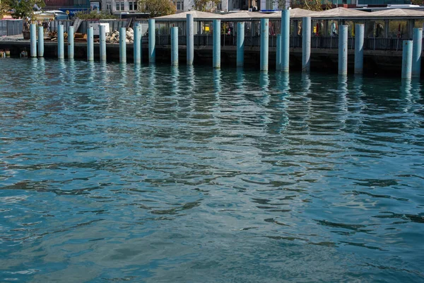 Живописный Вид Металлических Столбов Море Дневное Время — стоковое фото