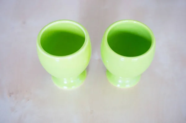Een Close Van Twee Groen Gekleurde Keramische Eierdoppen Het Houten — Stockfoto