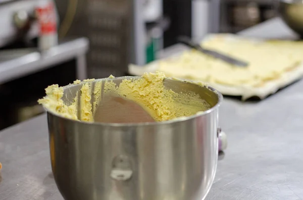 바닐라 크림을 만드는 과정에서 식탁에 냄비를 클로즈업 — 스톡 사진