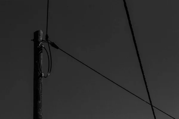 Eine Alte Hölzerne Stromleitung Mit Elektrischen Drähten Vor Grauem Hintergrund — Stockfoto