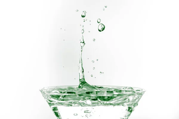 Eine Nahaufnahme Von Spritzenden Getränken Einem Cocktailglas — Stockfoto