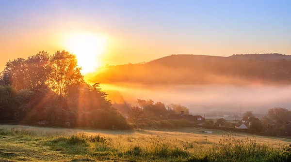 Ein Atemberaubender Blick Auf Den Nebligen Sonnenaufgang Über Dem Feld — Stockfoto