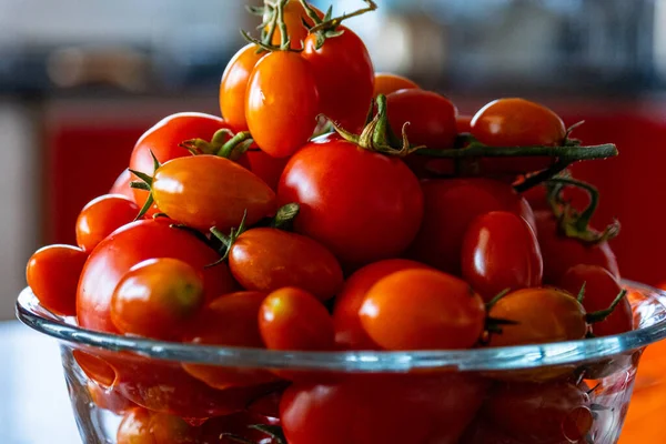 Gros Plan Tomates Rouges Mûres Dans Bol Verre Sur Fond — Photo