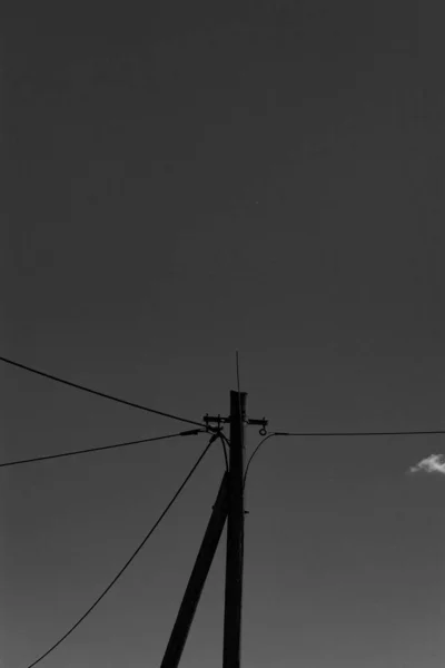 灰色の背景を持つ電気線と古い木製の電源ライン — ストック写真