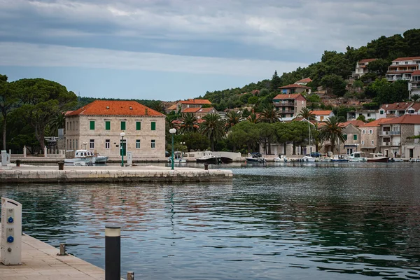 Malebný Pohled Domy Chorvatském Pobřeží Klidným Mořem Pod Ponurým Nebem — Stock fotografie