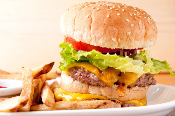 Close Cheeseburger Com Batatas Fritas Frescas Tomate Prato Branco — Fotografia de Stock