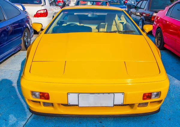 一辆豪华黄色跑车与其他汽车一起停放的特写镜头 — 图库照片