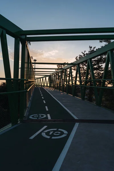 Disparo Vertical Puente Colgante Metal Verde Con Fondo Atardecer — Foto de Stock