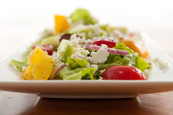 Primer Plano Una Sabrosa Ensalada Vegetariana Plato Blanco —  Fotos de Stock