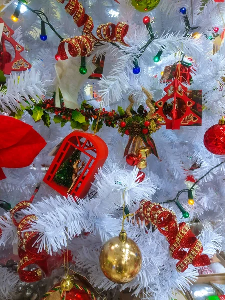 Een Verticaal Shot Van Een Witte Kerstboom Met Rode Decoraties — Stockfoto