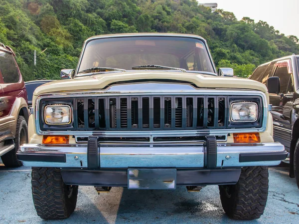 Primer Plano Parachoques Del Coche Jeep Estacionado — Foto de Stock