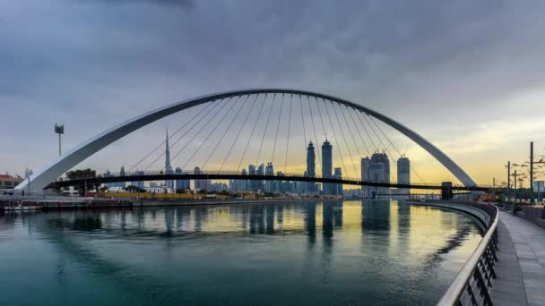 Este Vídeo Timelapse Dubai Water Canal Mostrando Tolerance Bridge Burj — Vídeo de Stock