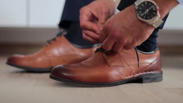 Ein Seichter Fokus Eines Mannes Der Seine Schuhe Bindet — Stockvideo