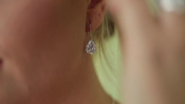 Hdで彼女のダイヤモンドイヤリングを披露女性の浅い焦点 — ストック動画