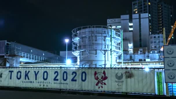 Vor Einem Langen Banner Der Olympischen Spiele 2020 Tokio Vor — Stockvideo