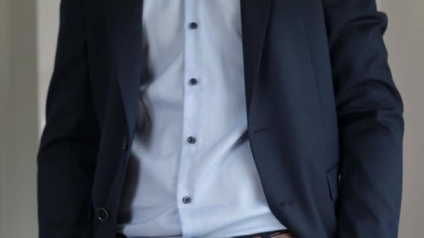 Eine Aufnahme Eines Bräutigams Mantel Und Krawatte Vor Grauem Hintergrund — Stockvideo
