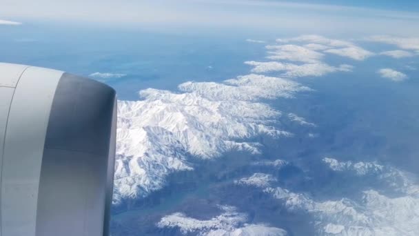 Suggestivo Scatto Montagne Innevate Che Raggiungono Cielo Blu Visto Aeroplano — Video Stock