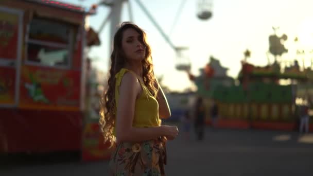Ein Wunderschönes Kaukasisches Mädchen Entspannt Sich Einem Sommertag Attraktionspark — Stockvideo