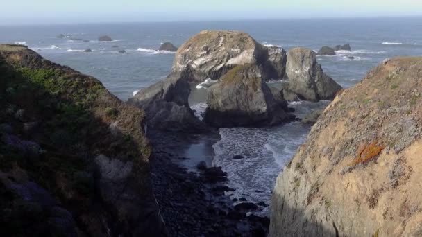 Côte Rocheuse Mer Ondulée Journée Ensoleillée — Video