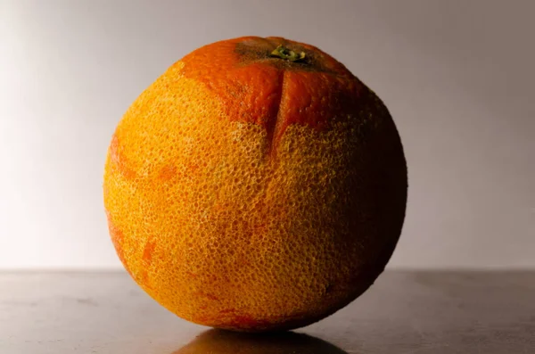 Eine Selektive Fokusaufnahme Einer Alten Trockenen Orange Auf Weißem Hintergrund — Stockfoto