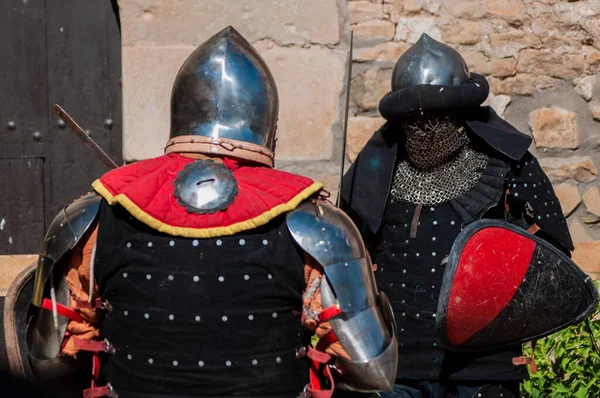 两个中世纪战士在阳光下拿着剑和盾牌战斗的战斗 — 图库照片