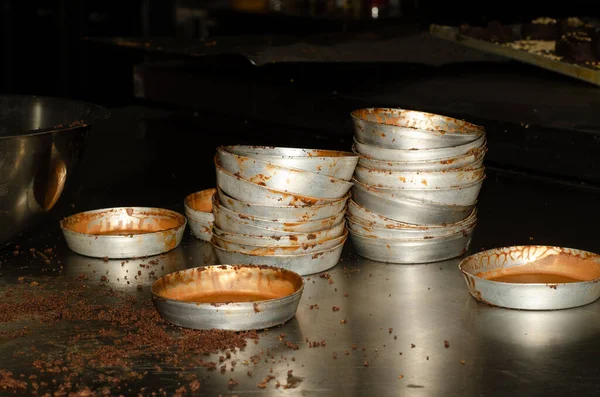 Eine Nahaufnahme Benutzte Tortenformen Auf Einem Backblech Einer Bäckerei — Stockfoto