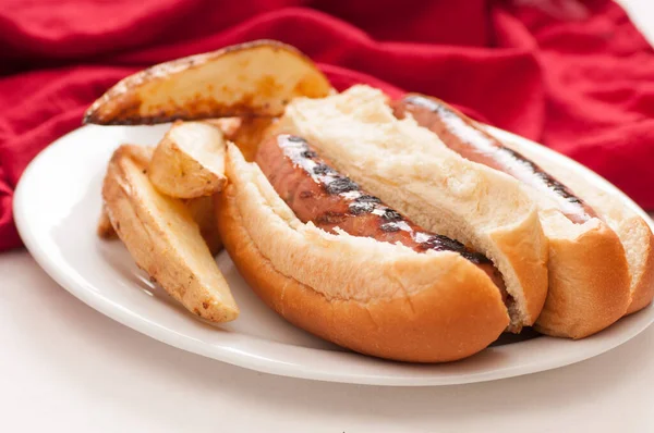 Detailní Záběr Hotdogů Domácím Klínem Hranolky Bílém Talíři — Stock fotografie