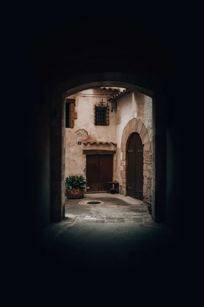 从黑暗的走廊看到的一座旧建筑的出口门 — 图库照片
