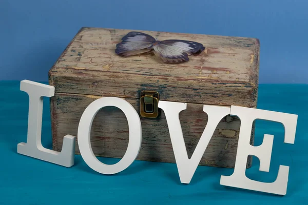Eine Weiße Liebe Mit Holzkiste Auf Blauem Hintergrund — Stockfoto