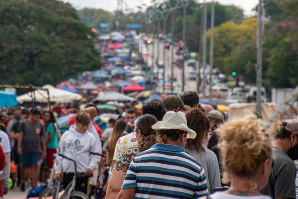 Una Multitud Personas Caminando Por Calle Durante Festival — Foto de Stock