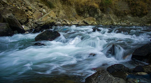 Zbliżenie Ujęcia Bełkoczącej Rzeki Przez Skały Lesie — Zdjęcie stockowe