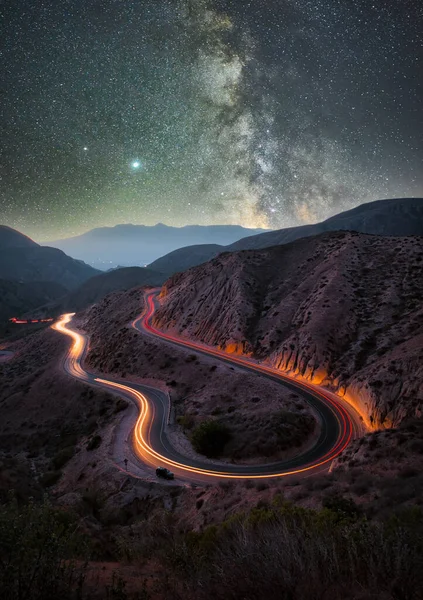 Lungo Scatto Verticale Una Strada Montagna Sotto Cielo Stellato — Foto Stock