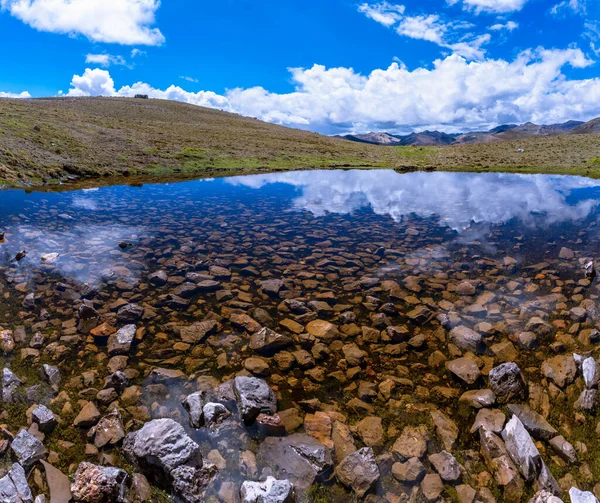 Reflet Ciel Nuageux Dans Flaque Printemps — Photo