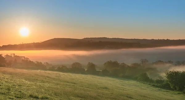 Une Vue Imprenable Sur Lever Soleil Brumeux Sur Champ — Photo