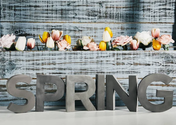 Sfondo Grigio Con Testo Primavera Pieno Fiori Diversi Una Grande — Foto Stock