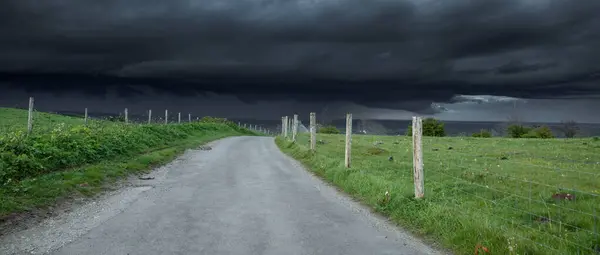 Een Dramatische Bewolkte Zonsondergang Hemel Boven Een Onverharde Weg Door — Stockfoto