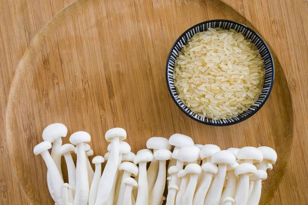 Вид Сверху Белый Азиатский Гриб Эноки Рис Подаваемый Деревянной Тарелке — стоковое фото