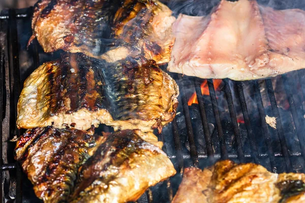 Een Close Shot Van Vis Steaks Gegrild Een Houtskool Barbecue — Stockfoto