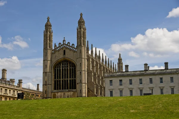 イギリスのケンブリッジで晴れた日にキングス カレッジの美しいショット — ストック写真
