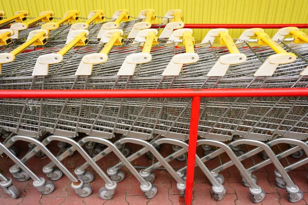 Poznan Lengyelország 2014 Dec Egy Biedronkai Szupermarket Bevásárlókocsijainak Sora — Stock Fotó
