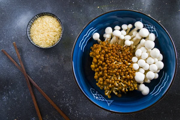 Una Vista Dall Alto Marrone Dorato Bianco Asiatici Funghi Enoki — Foto Stock