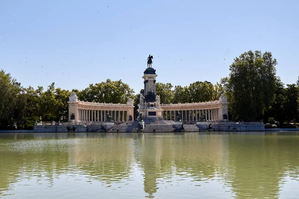 Vacker Utsikt Över Alfonso Xii Monumentet Retiro Park Madrid Spanien — Stockfoto