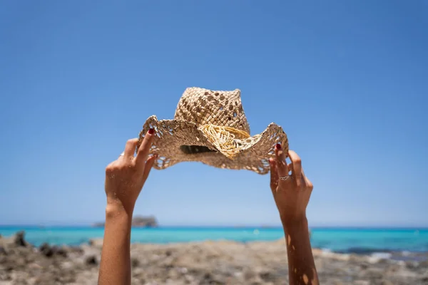 Chica Sosteniendo Sombrero Playa Con Las Dos Manos Día Soleado — Foto de Stock