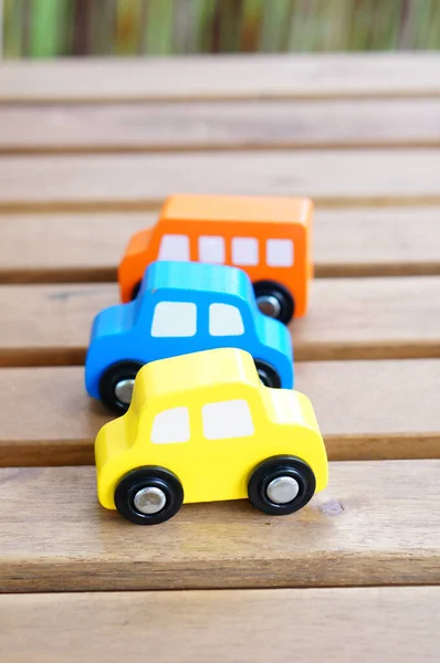 Zbliżenie Kolorowych Drewnianych Zabawek Samochodowych Drewnianej Powierzchni — Zdjęcie stockowe