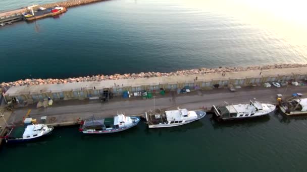 Una Vista Aérea Los Barcos Estacionados Puerto Bajo Cielo Del — Vídeo de stock