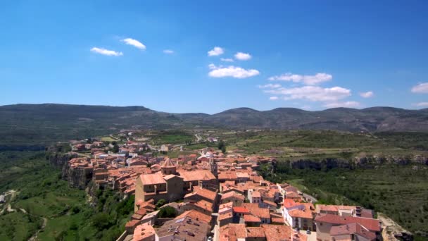 Veduta Aerea Una Piccola Città Circondata Colline Boscose Alla Luce — Video Stock