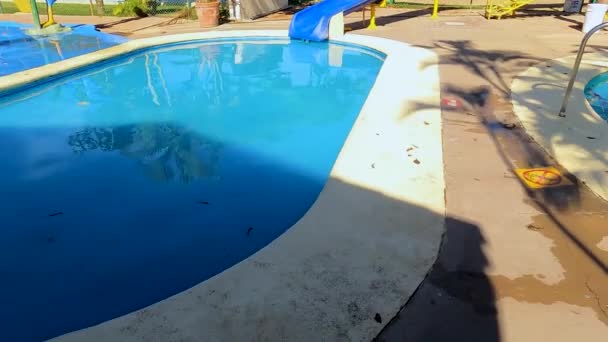 Piscinas Para Nadar Con Agua Azul Cristalina Con Piscina Infantil — Vídeos de Stock